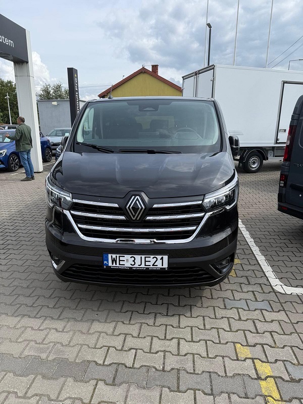 Widok przodu auta Renault Traffic należącego do cezarbus.com. Firma oferuje przewóz osób busami do Niemiec, z adresu na adres.