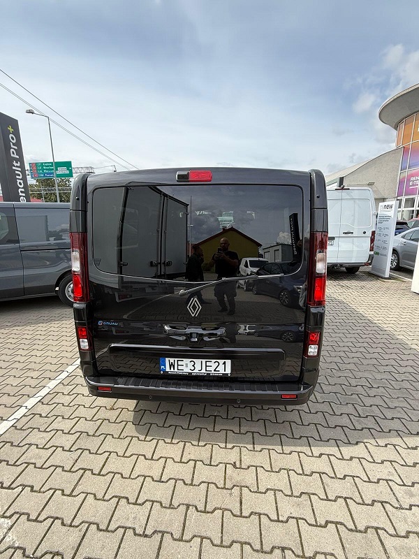 Widok tyłu auta Renault Traffic nalezacego9 do cezarbus.com. Firma zajmuje się przewozem osób busami do Niemiec, z adresu na adres.